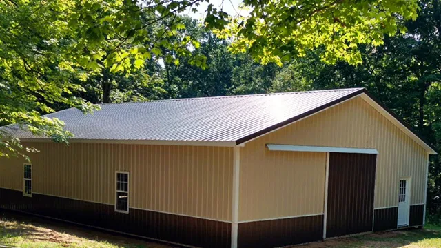 Eave overhang with enclosed soffit