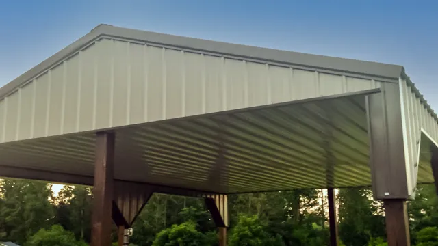 Open shelter with a green roof carried on heavy posts
